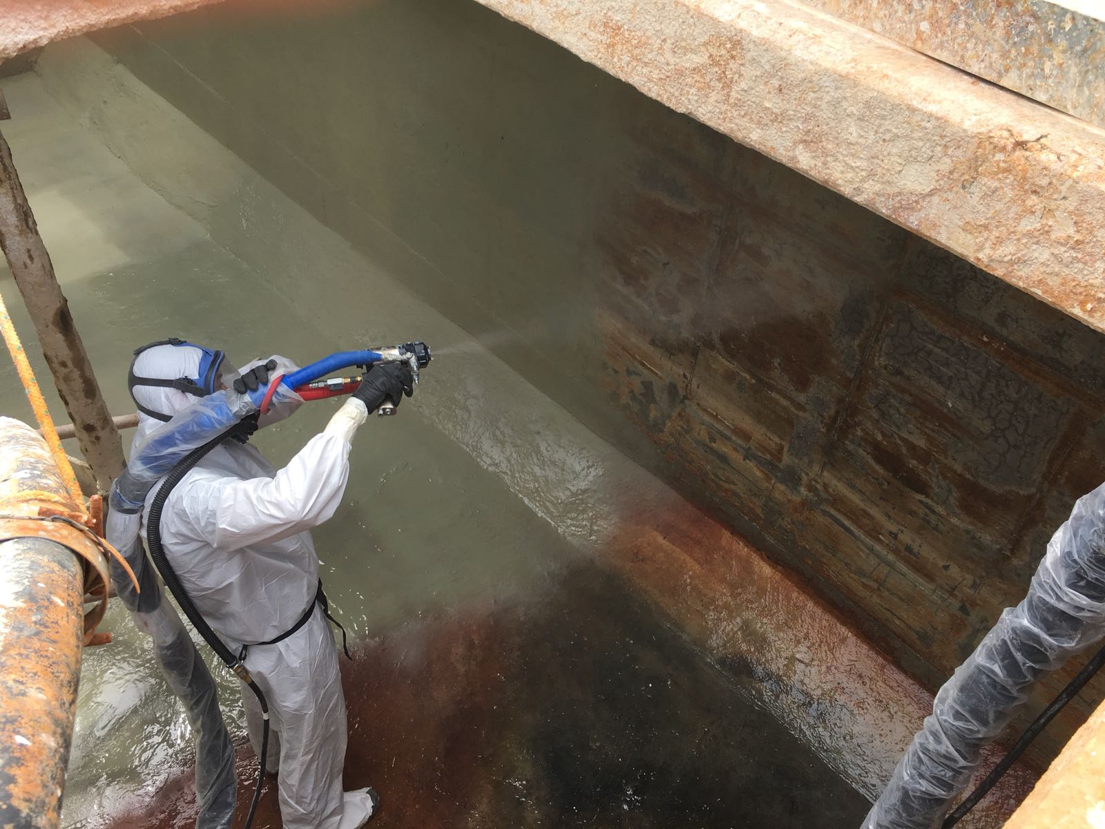 Waterproof concrete tank lining
